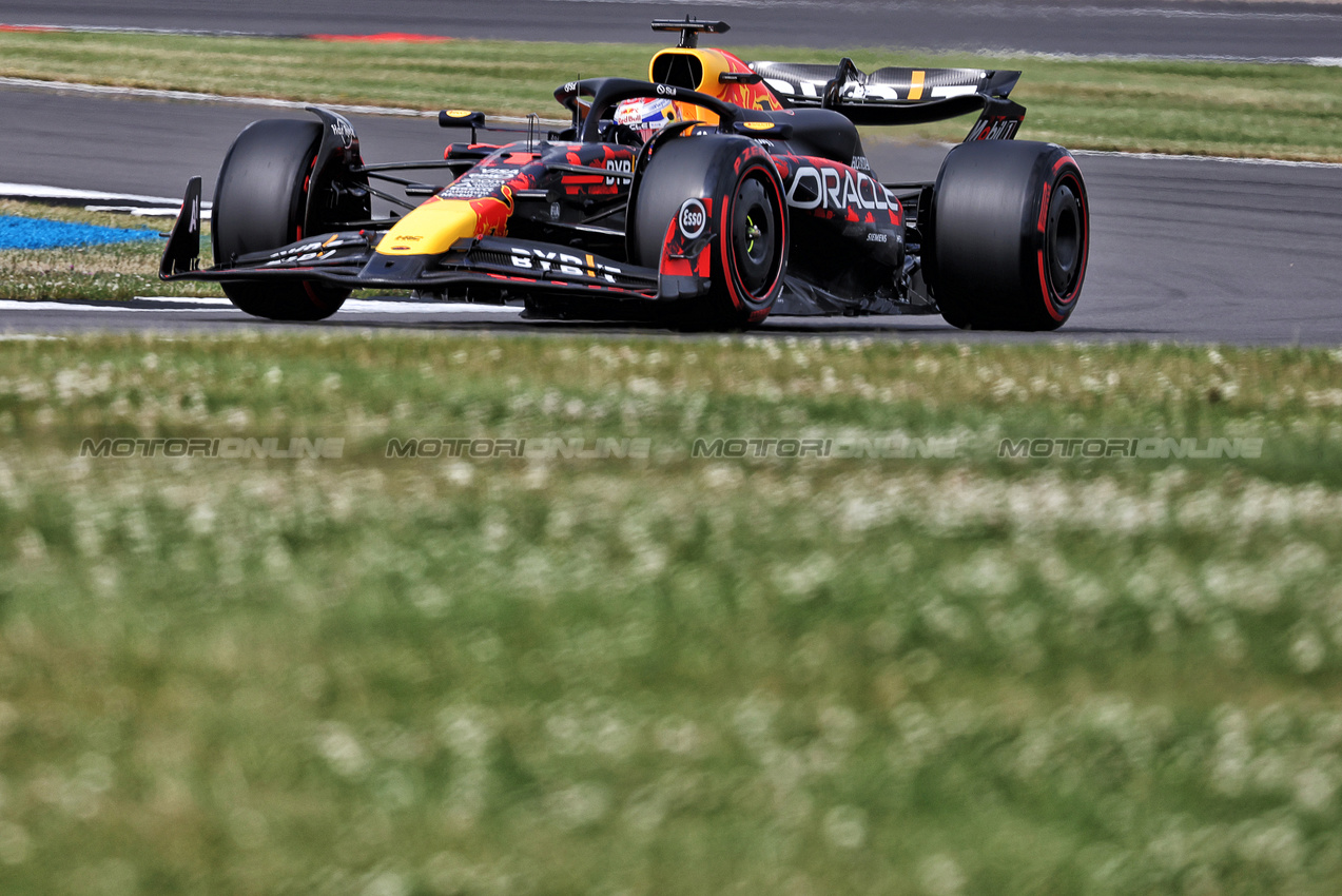 GP GRAN BRETAGNA, Max Verstappen (NLD) Red Bull Racing RB20.

05.07.2024. Formula 1 World Championship, Rd 12, British Grand Prix, Silverstone, England, Practice Day.

- www.xpbimages.com, EMail: requests@xpbimages.com © Copyright: Bearne / XPB Images