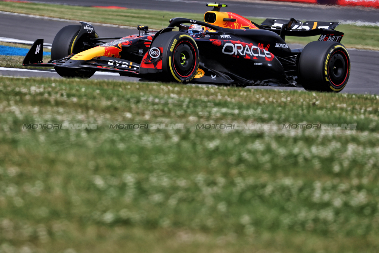 GP GRAN BRETAGNA, Sergio Perez (MEX) Red Bull Racing RB20.

05.07.2024. Formula 1 World Championship, Rd 12, British Grand Prix, Silverstone, England, Practice Day.

- www.xpbimages.com, EMail: requests@xpbimages.com © Copyright: Bearne / XPB Images