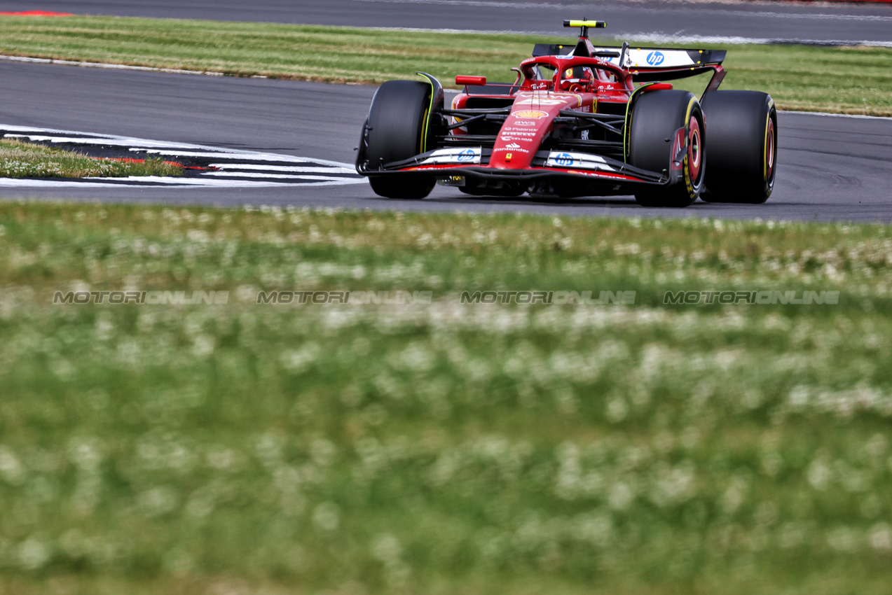 GP GRAN BRETAGNA, Carlos Sainz Jr (ESP) Ferrari SF-24.

05.07.2024. Formula 1 World Championship, Rd 12, British Grand Prix, Silverstone, England, Practice Day.

- www.xpbimages.com, EMail: requests@xpbimages.com © Copyright: Bearne / XPB Images