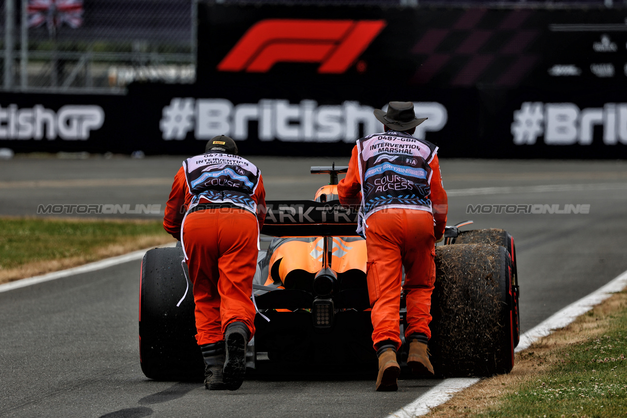 GP GRAN BRETAGNA, Oscar Piastri (AUS) McLaren MCL38 stops in the pit lane.

05.07.2024. Formula 1 World Championship, Rd 12, British Grand Prix, Silverstone, England, Practice Day.

- www.xpbimages.com, EMail: requests@xpbimages.com © Copyright: Charniaux / XPB Images