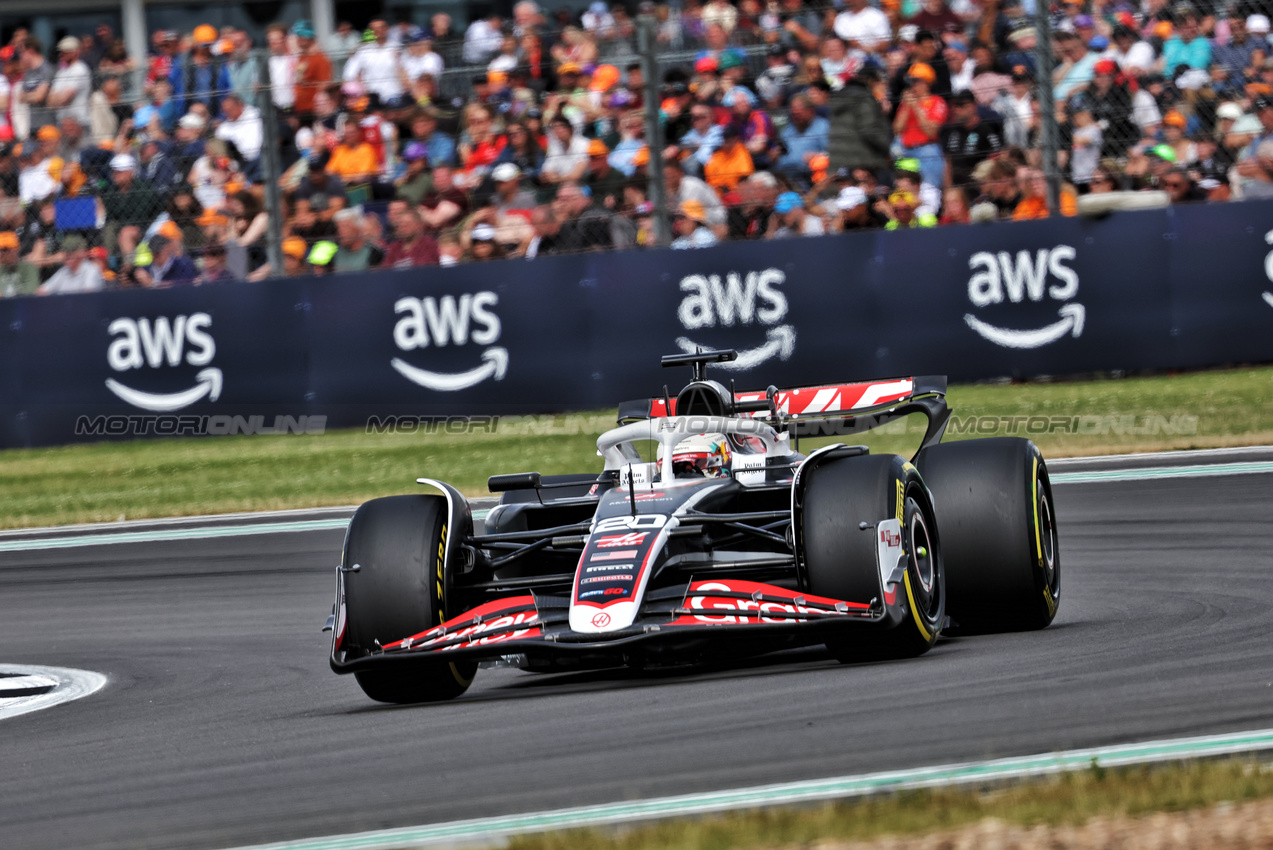GP GRAN BRETAGNA, Kevin Magnussen (DEN) Haas VF-24.

05.07.2024. Formula 1 World Championship, Rd 12, British Grand Prix, Silverstone, England, Practice Day.

- www.xpbimages.com, EMail: requests@xpbimages.com © Copyright: Bearne / XPB Images