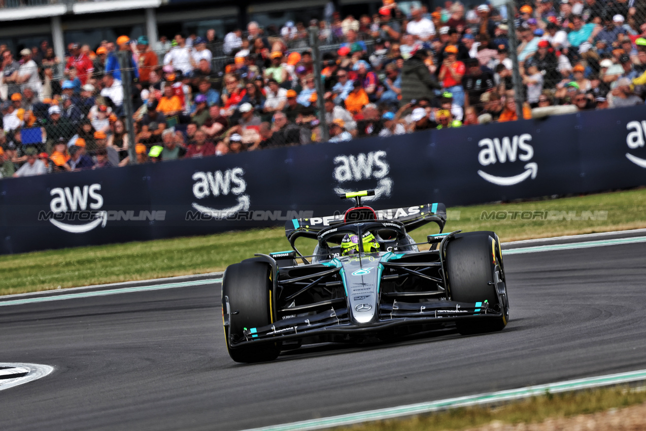 GP GRAN BRETAGNA, Lewis Hamilton (GBR) Mercedes AMG F1 W15.

05.07.2024. Formula 1 World Championship, Rd 12, British Grand Prix, Silverstone, England, Practice Day.

- www.xpbimages.com, EMail: requests@xpbimages.com © Copyright: Bearne / XPB Images