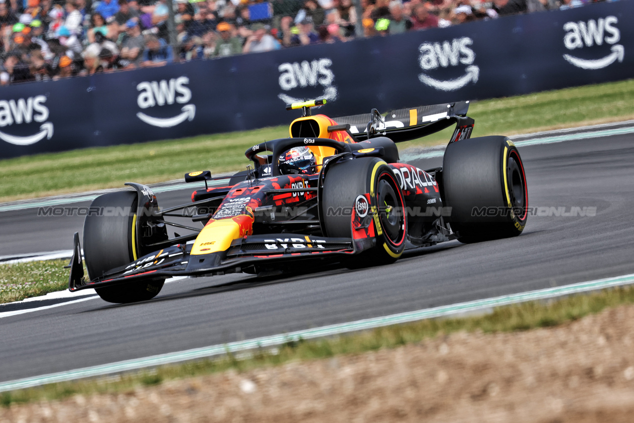 GP GRAN BRETAGNA, Sergio Perez (MEX) Red Bull Racing RB20.

05.07.2024. Formula 1 World Championship, Rd 12, British Grand Prix, Silverstone, England, Practice Day.

- www.xpbimages.com, EMail: requests@xpbimages.com © Copyright: Bearne / XPB Images