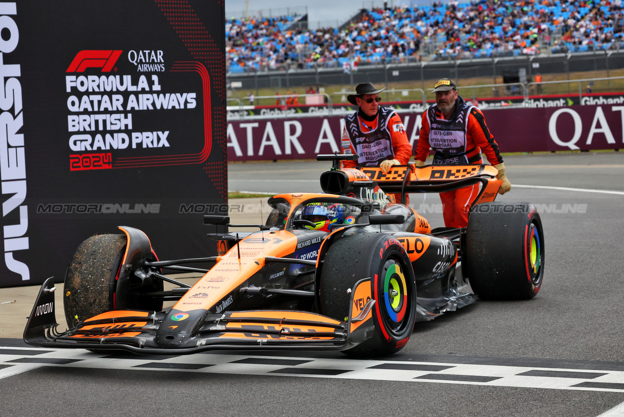 GP GRAN BRETAGNA, Oscar Piastri (AUS) McLaren MCL38 is pushed into the pits by marshals.

05.07.2024. Formula 1 World Championship, Rd 12, British Grand Prix, Silverstone, England, Practice Day.

- www.xpbimages.com, EMail: requests@xpbimages.com © Copyright: Batchelor / XPB Images