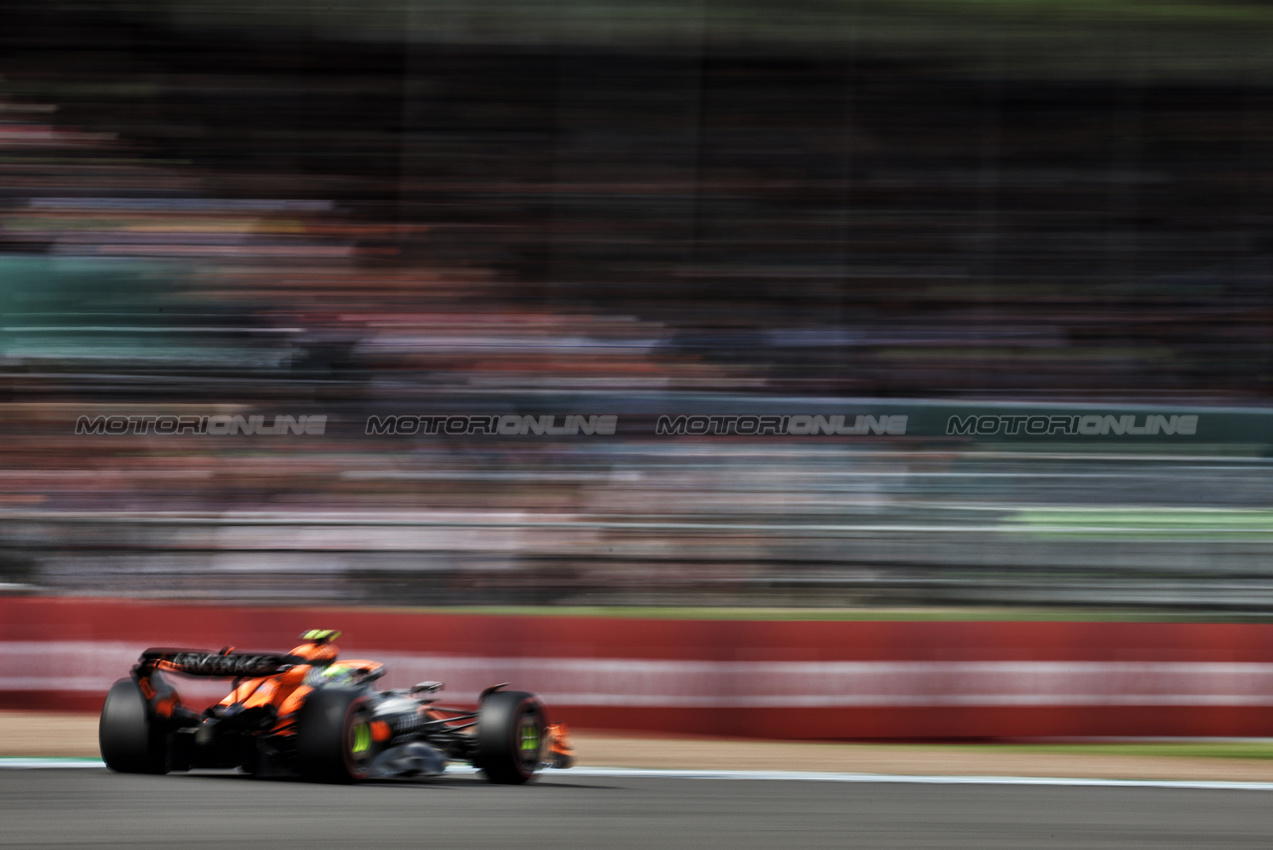 GP GRAN BRETAGNA, Lando Norris (GBR) McLaren MCL38.

05.07.2024. Formula 1 World Championship, Rd 12, British Grand Prix, Silverstone, England, Practice Day.

- www.xpbimages.com, EMail: requests@xpbimages.com © Copyright: Bearne / XPB Images