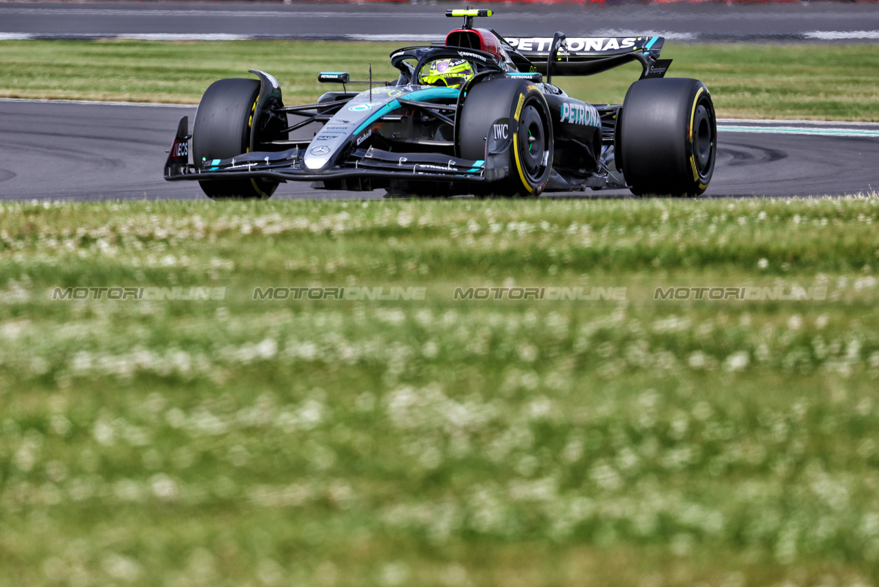 GP GRAN BRETAGNA, Lewis Hamilton (GBR) Mercedes AMG F1 W15.

05.07.2024. Formula 1 World Championship, Rd 12, British Grand Prix, Silverstone, England, Practice Day.

- www.xpbimages.com, EMail: requests@xpbimages.com © Copyright: Bearne / XPB Images