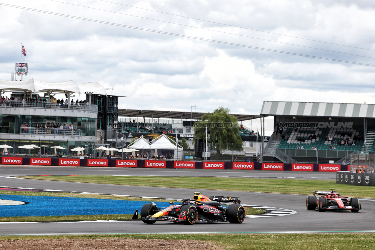 GP GRAN BRETAGNA, Sergio Perez (MEX) Red Bull Racing RB20.

05.07.2024. Formula 1 World Championship, Rd 12, British Grand Prix, Silverstone, England, Practice Day.

- www.xpbimages.com, EMail: requests@xpbimages.com © Copyright: Bearne / XPB Images