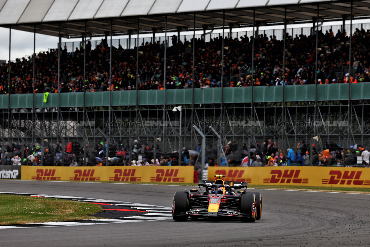 GP GRAN BRETAGNA, Sergio Perez (MEX) Red Bull Racing RB20.

05.07.2024. Formula 1 World Championship, Rd 12, British Grand Prix, Silverstone, England, Practice Day.

 - www.xpbimages.com, EMail: requests@xpbimages.com © Copyright: Coates / XPB Images