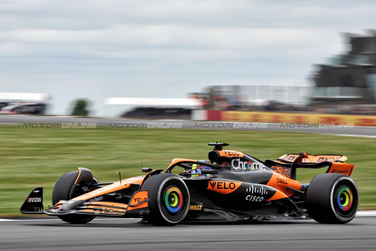 GP GRAN BRETAGNA, Oscar Piastri (AUS) McLaren MCL38.

05.07.2024. Formula 1 World Championship, Rd 12, British Grand Prix, Silverstone, England, Practice Day.

- www.xpbimages.com, EMail: requests@xpbimages.com © Copyright: Bearne / XPB Images