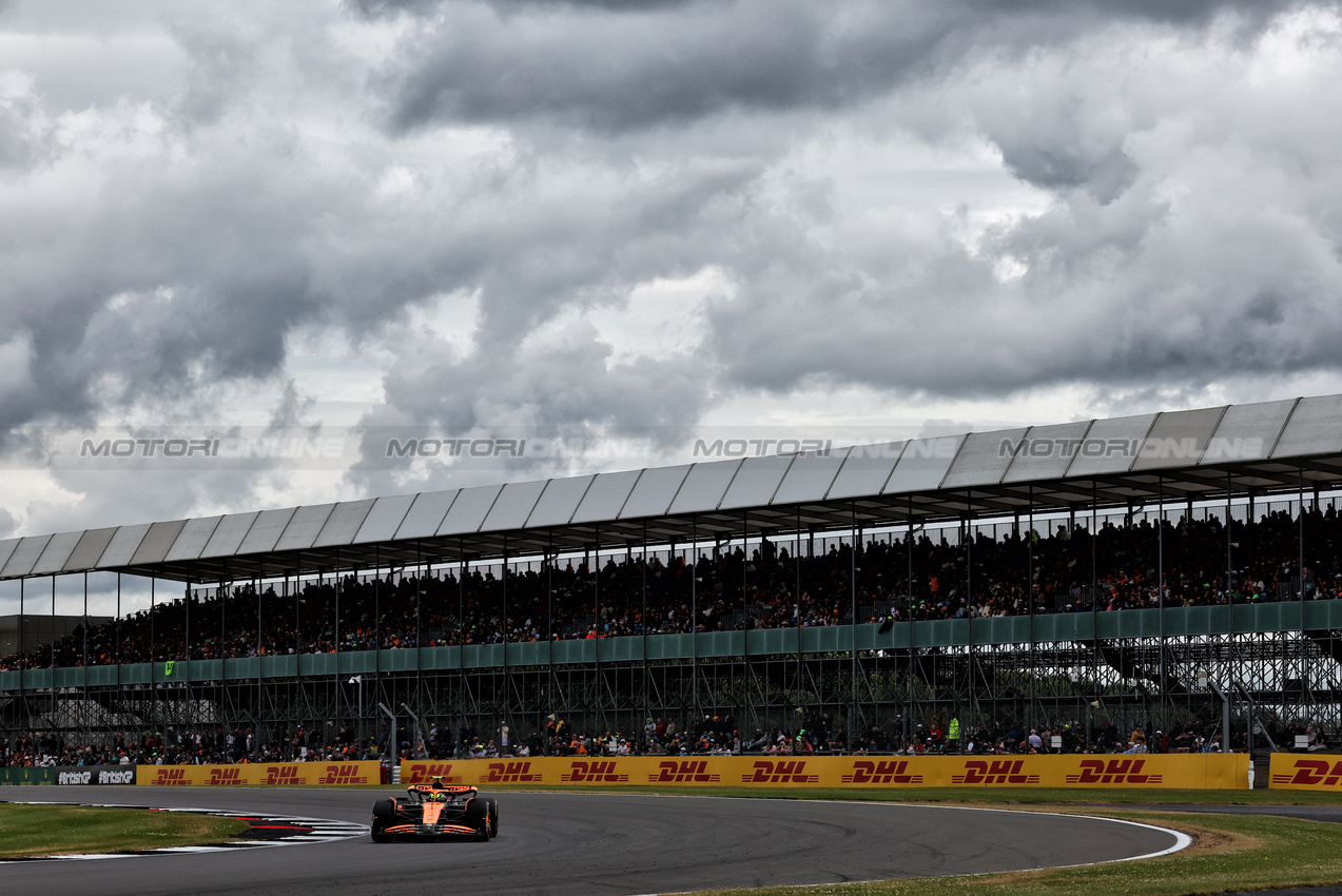 GP GRAN BRETAGNA, Lando Norris (GBR) McLaren MCL38.

05.07.2024. Formula 1 World Championship, Rd 12, British Grand Prix, Silverstone, England, Practice Day.

 - www.xpbimages.com, EMail: requests@xpbimages.com © Copyright: Coates / XPB Images
