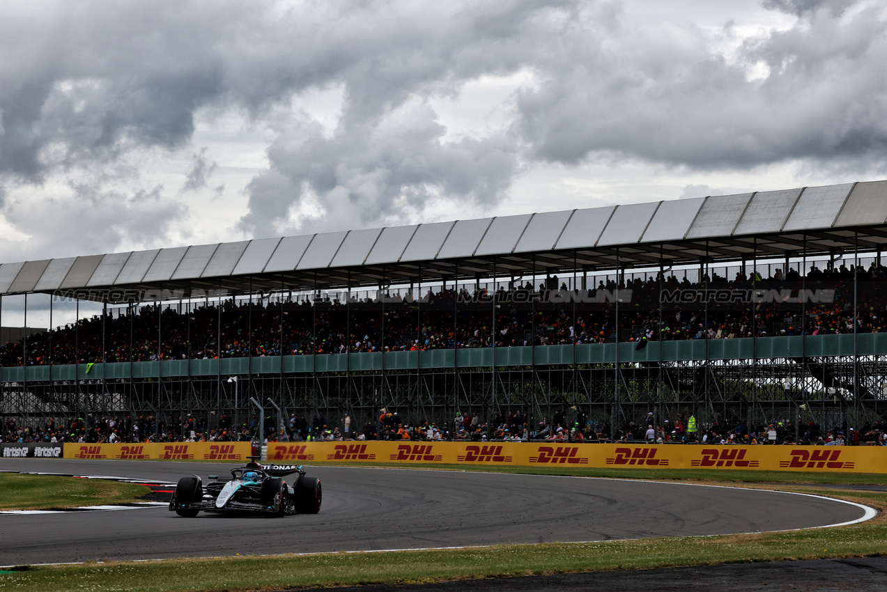 GP GRAN BRETAGNA, George Russell (GBR) Mercedes AMG F1 W15.

05.07.2024. Formula 1 World Championship, Rd 12, British Grand Prix, Silverstone, England, Practice Day.

 - www.xpbimages.com, EMail: requests@xpbimages.com © Copyright: Coates / XPB Images