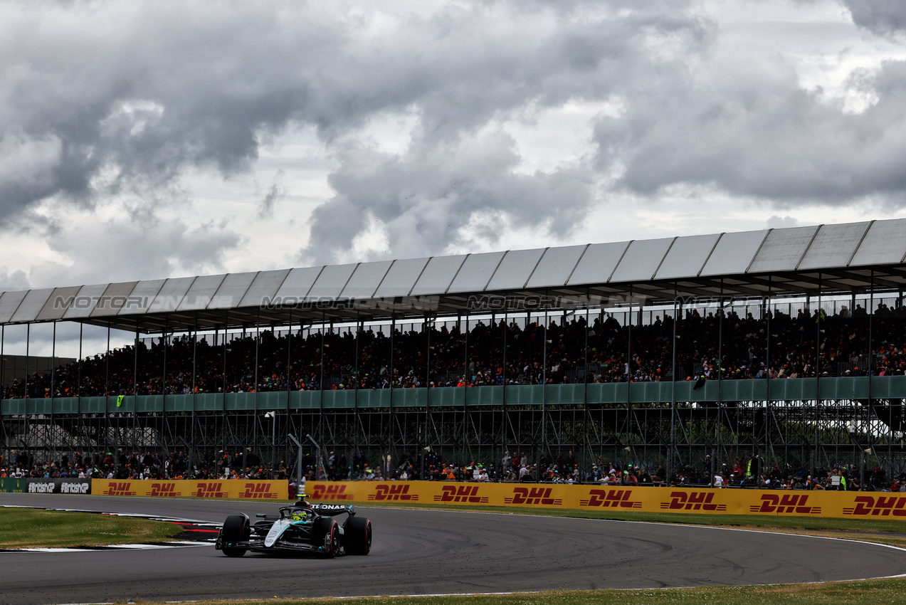 GP GRAN BRETAGNA, Lewis Hamilton (GBR) Mercedes AMG F1 W15.

05.07.2024. Formula 1 World Championship, Rd 12, British Grand Prix, Silverstone, England, Practice Day.

 - www.xpbimages.com, EMail: requests@xpbimages.com © Copyright: Coates / XPB Images
