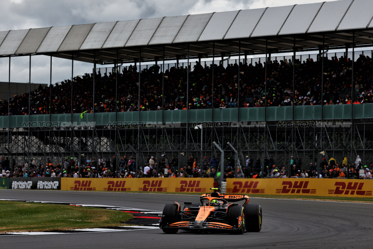 GP GRAN BRETAGNA, Lando Norris (GBR) McLaren MCL38.

05.07.2024. Formula 1 World Championship, Rd 12, British Grand Prix, Silverstone, England, Practice Day.

 - www.xpbimages.com, EMail: requests@xpbimages.com © Copyright: Coates / XPB Images