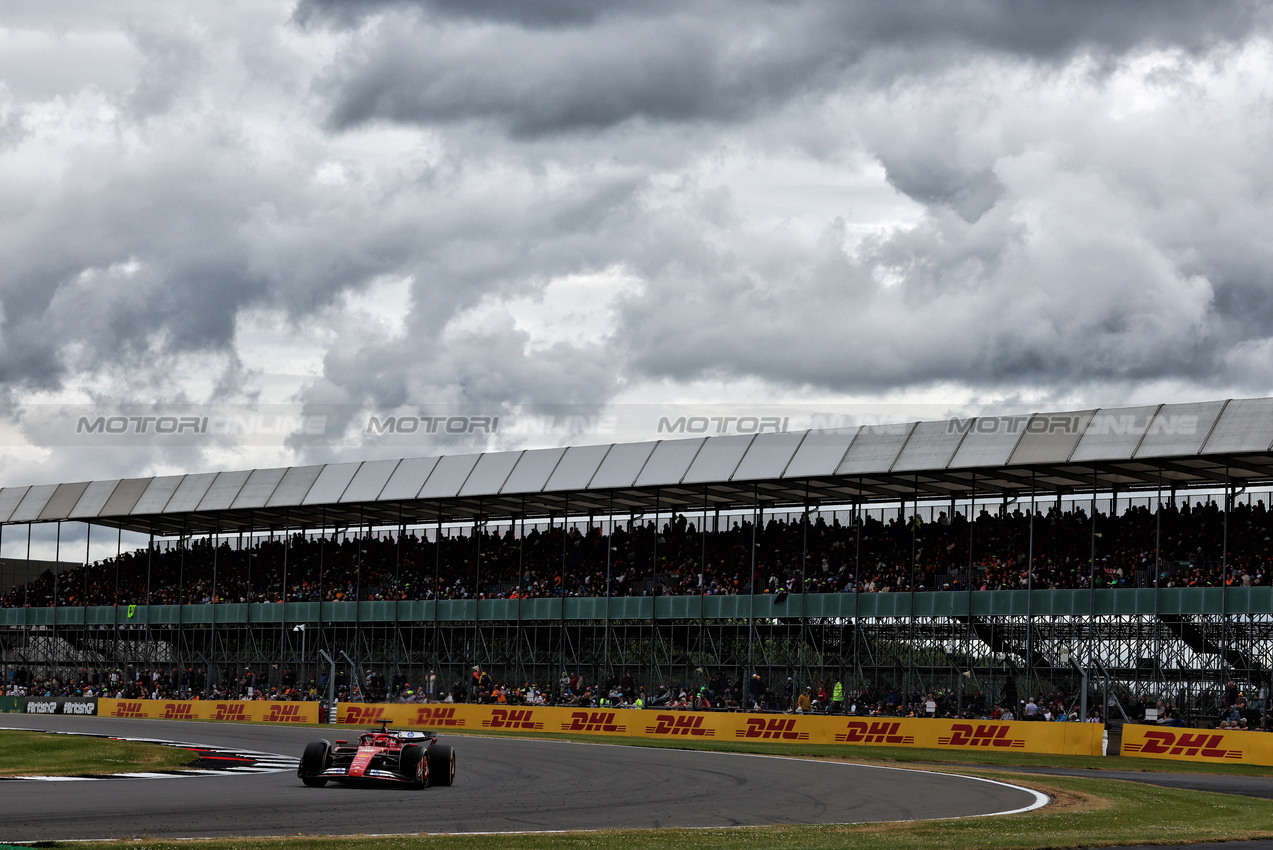 GP GRAN BRETAGNA, Charles Leclerc (MON) Ferrari SF-24.

05.07.2024. Formula 1 World Championship, Rd 12, British Grand Prix, Silverstone, England, Practice Day.

 - www.xpbimages.com, EMail: requests@xpbimages.com © Copyright: Coates / XPB Images