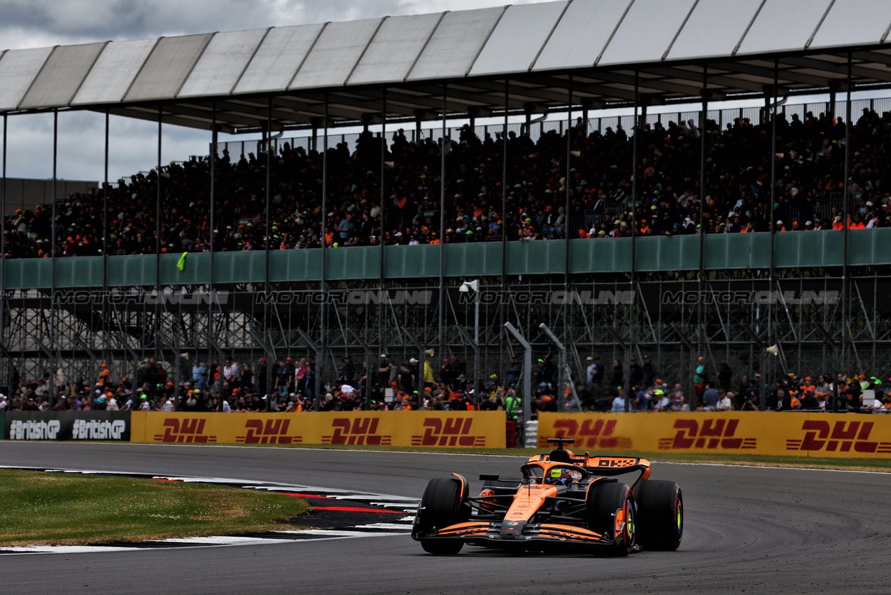 GP GRAN BRETAGNA, Oscar Piastri (AUS) McLaren MCL38.

05.07.2024. Formula 1 World Championship, Rd 12, British Grand Prix, Silverstone, England, Practice Day.

 - www.xpbimages.com, EMail: requests@xpbimages.com © Copyright: Coates / XPB Images