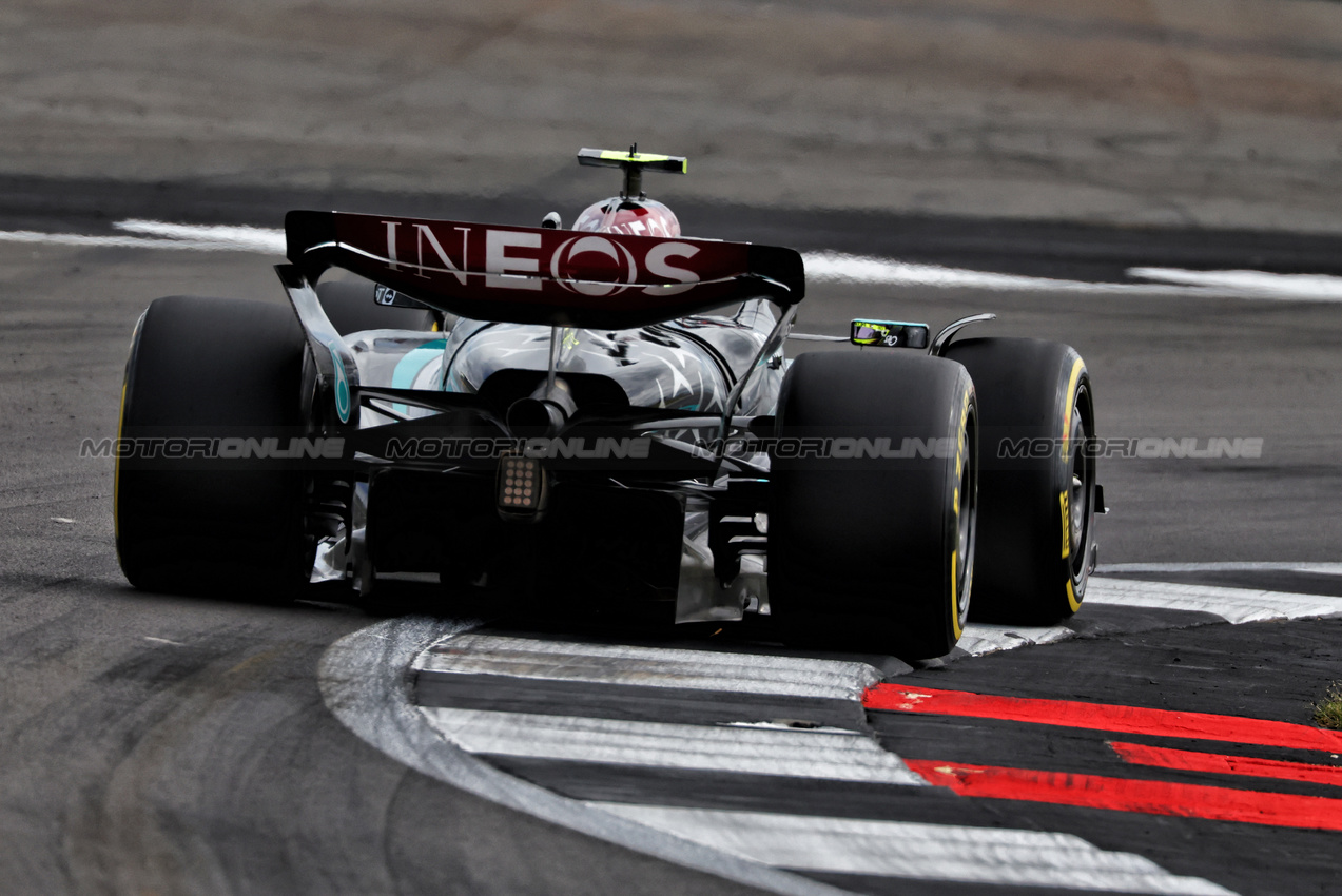GP GRAN BRETAGNA, Lewis Hamilton (GBR) Mercedes AMG F1 W15.

05.07.2024. Formula 1 World Championship, Rd 12, British Grand Prix, Silverstone, England, Practice Day.

 - www.xpbimages.com, EMail: requests@xpbimages.com © Copyright: Coates / XPB Images