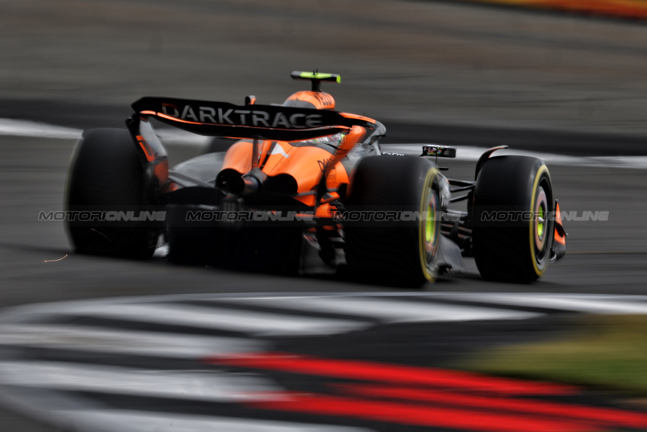 GP GRAN BRETAGNA, Lando Norris (GBR) McLaren MCL38.

05.07.2024. Formula 1 World Championship, Rd 12, British Grand Prix, Silverstone, England, Practice Day.

 - www.xpbimages.com, EMail: requests@xpbimages.com © Copyright: Coates / XPB Images