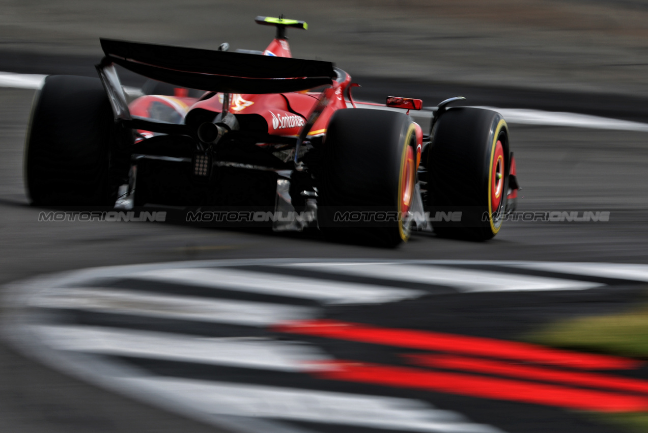 GP GRAN BRETAGNA, Carlos Sainz Jr (ESP) Ferrari SF-24.

05.07.2024. Formula 1 World Championship, Rd 12, British Grand Prix, Silverstone, England, Practice Day.

 - www.xpbimages.com, EMail: requests@xpbimages.com © Copyright: Coates / XPB Images