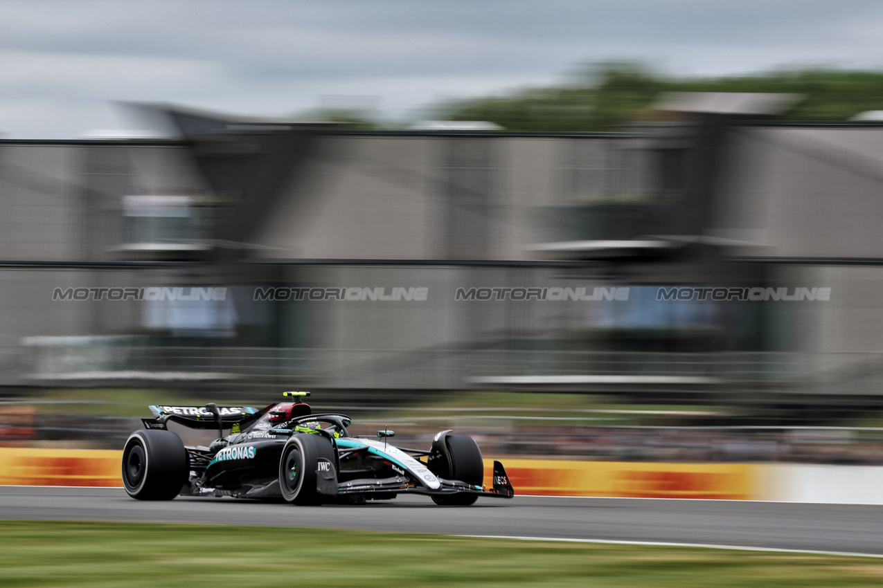 GP GRAN BRETAGNA, Lewis Hamilton (GBR) Mercedes AMG F1 W15.

05.07.2024. Formula 1 World Championship, Rd 12, British Grand Prix, Silverstone, England, Practice Day.

- www.xpbimages.com, EMail: requests@xpbimages.com © Copyright: Bearne / XPB Images