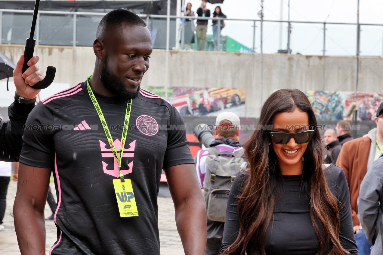 GP GRAN BRETAGNA, (L to R): Stormzy (GBR) Rapper with Domenica Maya Jama (GBR) TV Presenter.

05.07.2024. Formula 1 World Championship, Rd 12, British Grand Prix, Silverstone, England, Practice Day.

- www.xpbimages.com, EMail: requests@xpbimages.com © Copyright: Bearne / XPB Images