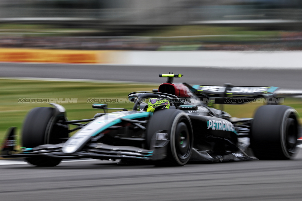 GP GRAN BRETAGNA, Lewis Hamilton (GBR) Mercedes AMG F1 W15.

05.07.2024. Formula 1 World Championship, Rd 12, British Grand Prix, Silverstone, England, Practice Day.

- www.xpbimages.com, EMail: requests@xpbimages.com © Copyright: Bearne / XPB Images