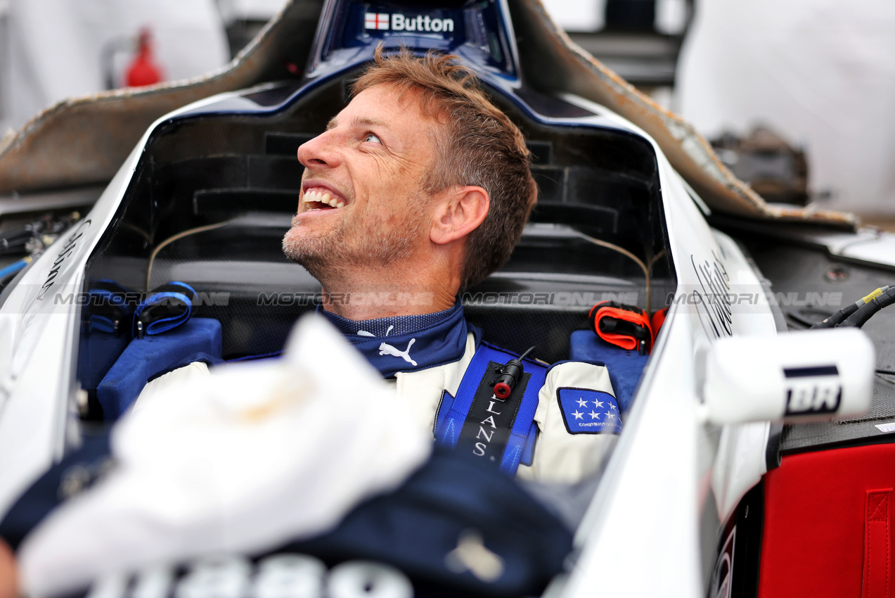 GP GRAN BRETAGNA, Jenson Button (GBR) Sky Sports F1 Presenter / Williams Racing Senior Advisor in his 2000 Williams FW22.

05.07.2024. Formula 1 World Championship, Rd 12, British Grand Prix, Silverstone, England, Practice Day.