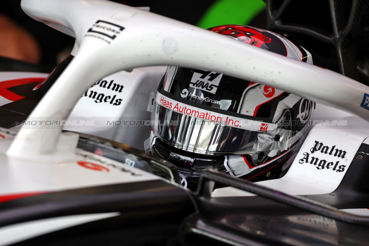 GP GRAN BRETAGNA, Oliver Bearman (GBR) Haas VF-24 Test Driver.

05.07.2024. Formula 1 World Championship, Rd 12, British Grand Prix, Silverstone, England, Practice Day.

- www.xpbimages.com, EMail: requests@xpbimages.com © Copyright: Batchelor / XPB Images