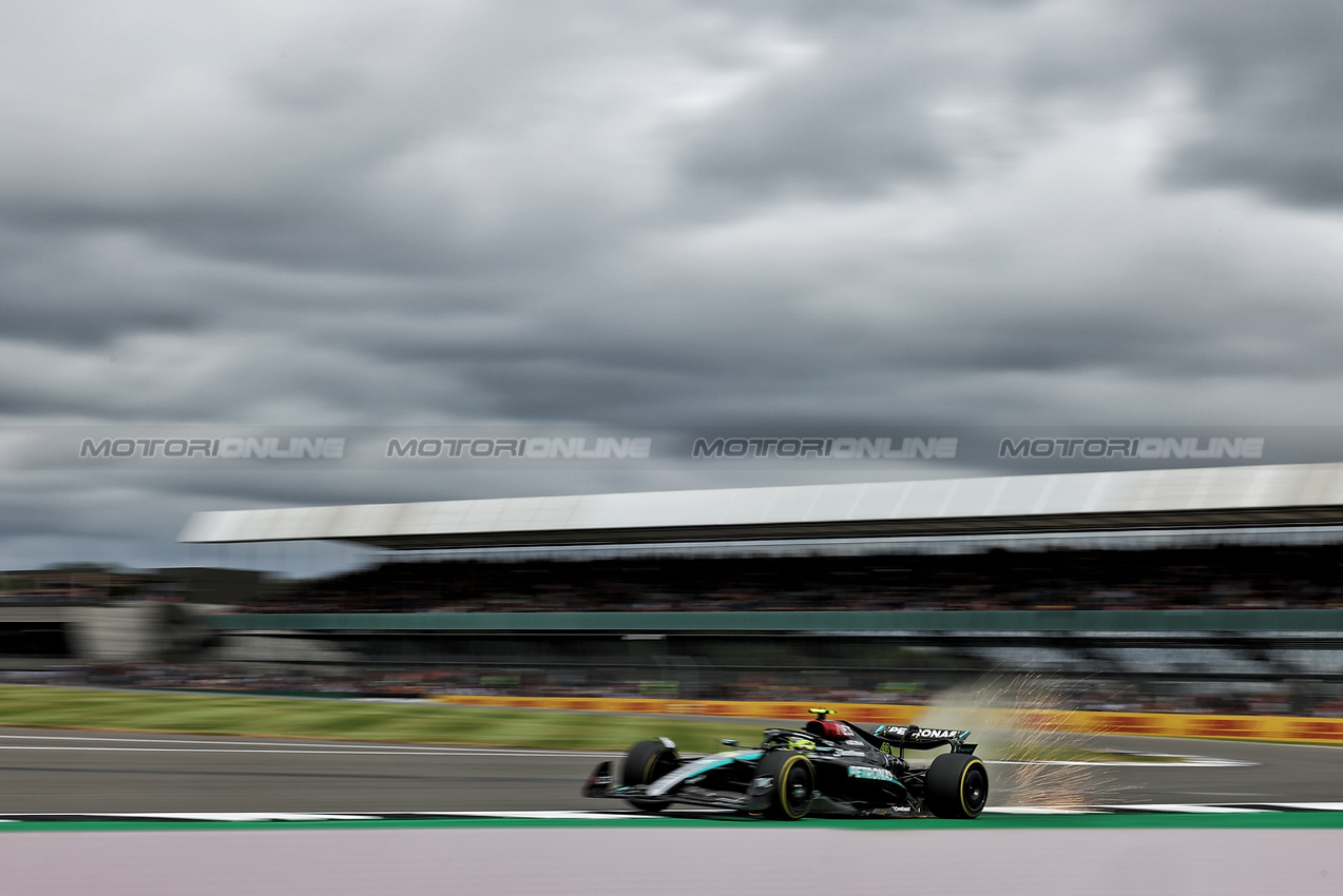 GP GRAN BRETAGNA, Lewis Hamilton (GBR) Mercedes AMG F1 W15.

05.07.2024. Formula 1 World Championship, Rd 12, British Grand Prix, Silverstone, England, Practice Day.

- www.xpbimages.com, EMail: requests@xpbimages.com © Copyright: Bearne / XPB Images