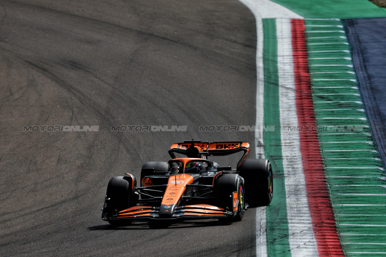 GP IMOLA, Oscar Piastri (AUS) McLaren MCL38.

19.05.2024. Formula 1 World Championship, Rd 7, Emilia Romagna Grand Prix, Imola, Italy, Gara Day.

 - www.xpbimages.com, EMail: requests@xpbimages.com © Copyright: Staley / XPB Images