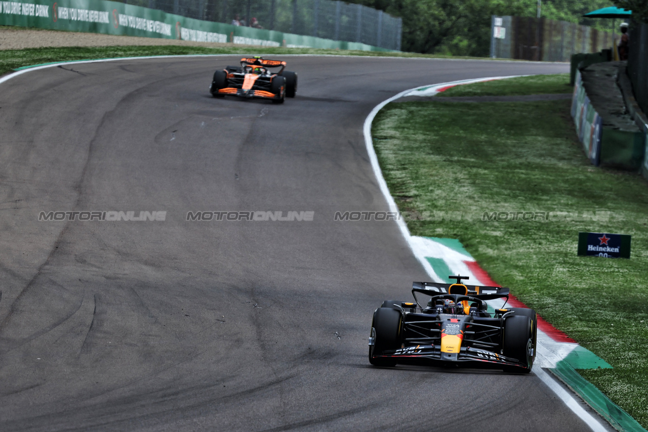 GP IMOLA, Max Verstappen (NLD) Red Bull Racing RB20.

19.05.2024. Formula 1 World Championship, Rd 7, Emilia Romagna Grand Prix, Imola, Italy, Gara Day.

 - www.xpbimages.com, EMail: requests@xpbimages.com © Copyright: Staley / XPB Images