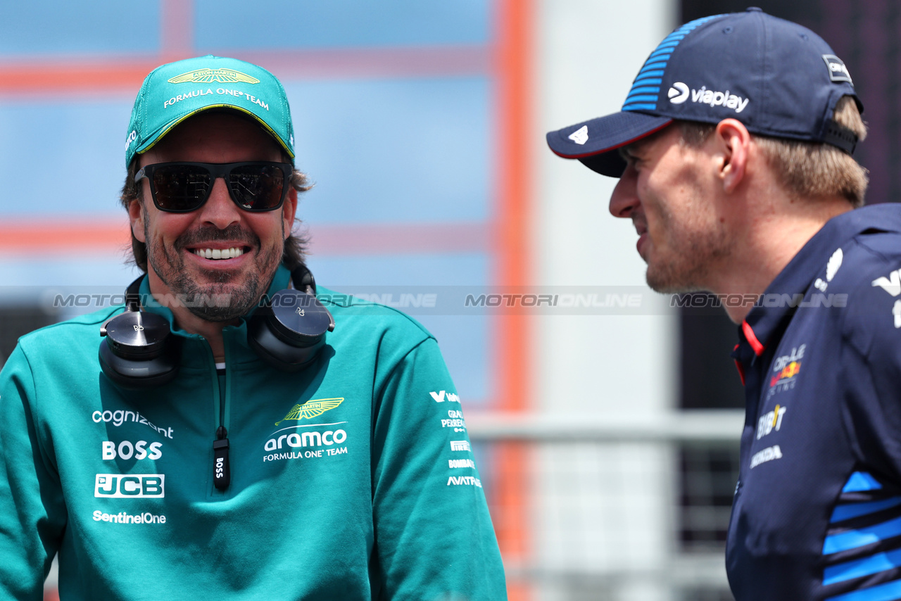 GP IMOLA, (L to R): Fernando Alonso (ESP) Aston Martin F1 Team e Max Verstappen (NLD) Red Bull Racing on the drivers' parade.

19.05.2024. Formula 1 World Championship, Rd 7, Emilia Romagna Grand Prix, Imola, Italy, Gara Day.

 - www.xpbimages.com, EMail: requests@xpbimages.com © Copyright: Staley / XPB Images