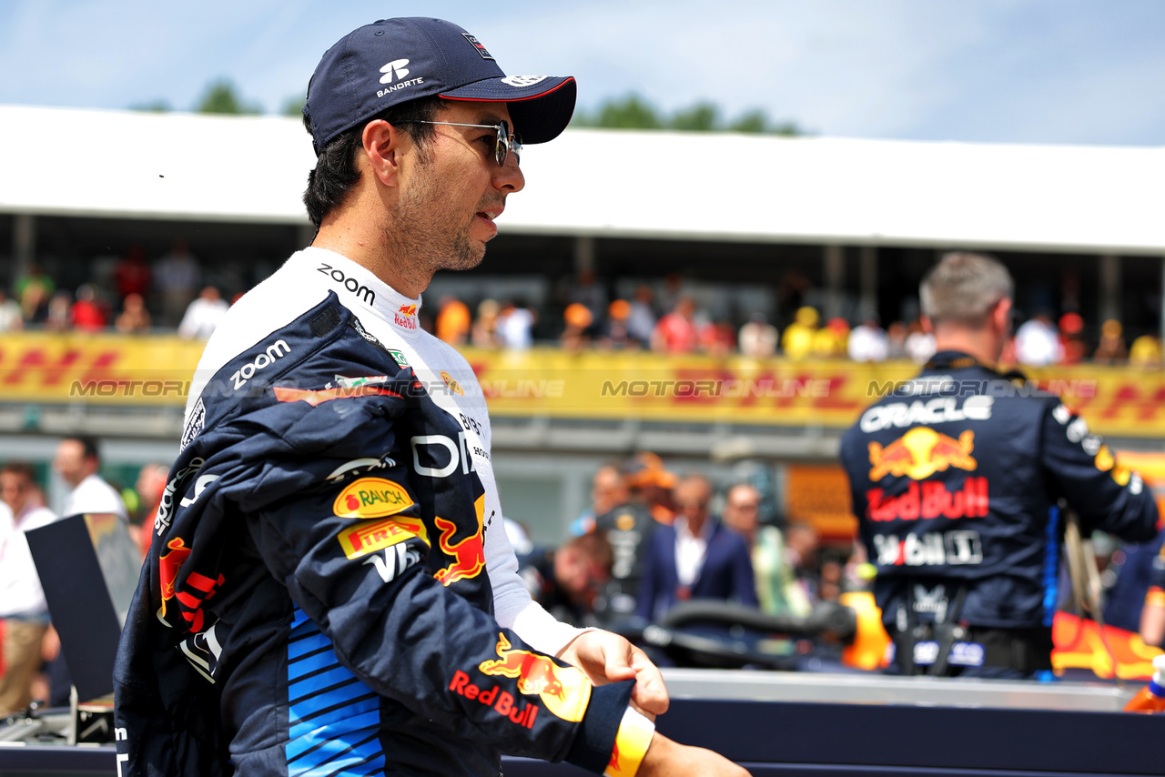 GP IMOLA, Sergio Perez (MEX) Red Bull Racing on the grid.

19.05.2024. Formula 1 World Championship, Rd 7, Emilia Romagna Grand Prix, Imola, Italy, Gara Day.

 - www.xpbimages.com, EMail: requests@xpbimages.com © Copyright: Staley / XPB Images