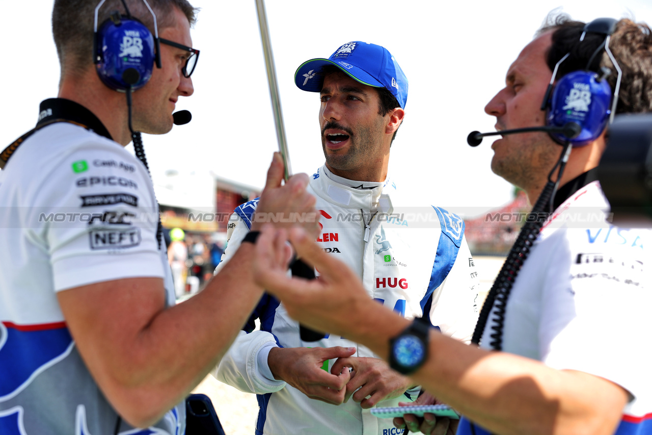 GP IMOLA, Daniel Ricciardo (AUS) RB on the grid.

19.05.2024. Formula 1 World Championship, Rd 7, Emilia Romagna Grand Prix, Imola, Italy, Gara Day.

 - www.xpbimages.com, EMail: requests@xpbimages.com © Copyright: Staley / XPB Images