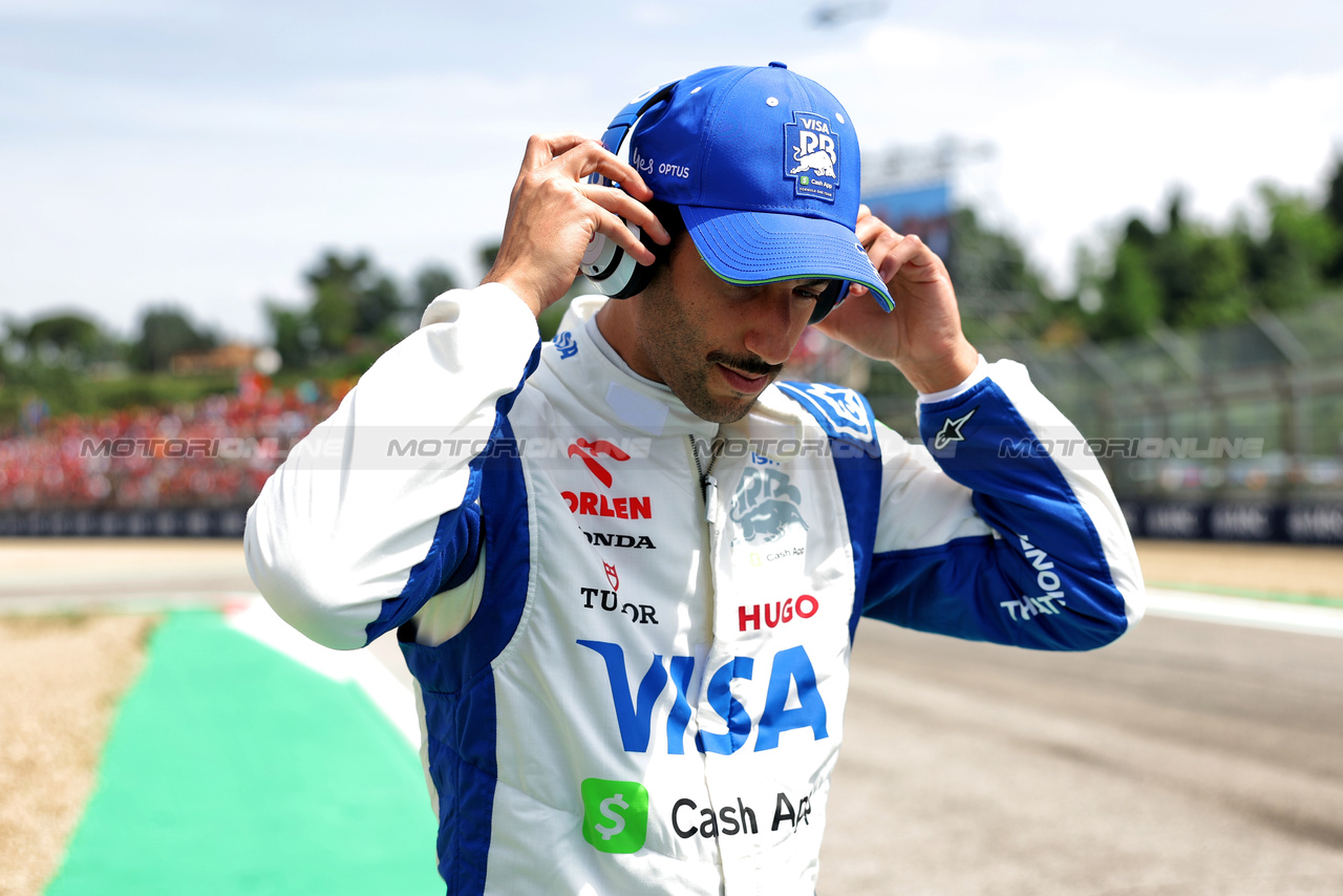 GP IMOLA, Daniel Ricciardo (AUS) RB on the grid.

19.05.2024. Formula 1 World Championship, Rd 7, Emilia Romagna Grand Prix, Imola, Italy, Gara Day.

 - www.xpbimages.com, EMail: requests@xpbimages.com © Copyright: Staley / XPB Images