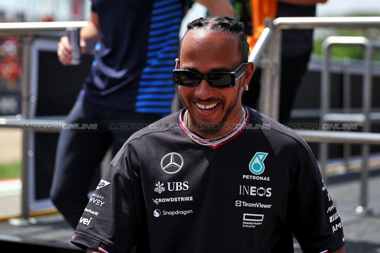 GP IMOLA, Lewis Hamilton (GBR) Mercedes AMG F1 on the drivers' parade.

19.05.2024. Formula 1 World Championship, Rd 7, Emilia Romagna Grand Prix, Imola, Italy, Gara Day.

 - www.xpbimages.com, EMail: requests@xpbimages.com © Copyright: Staley / XPB Images