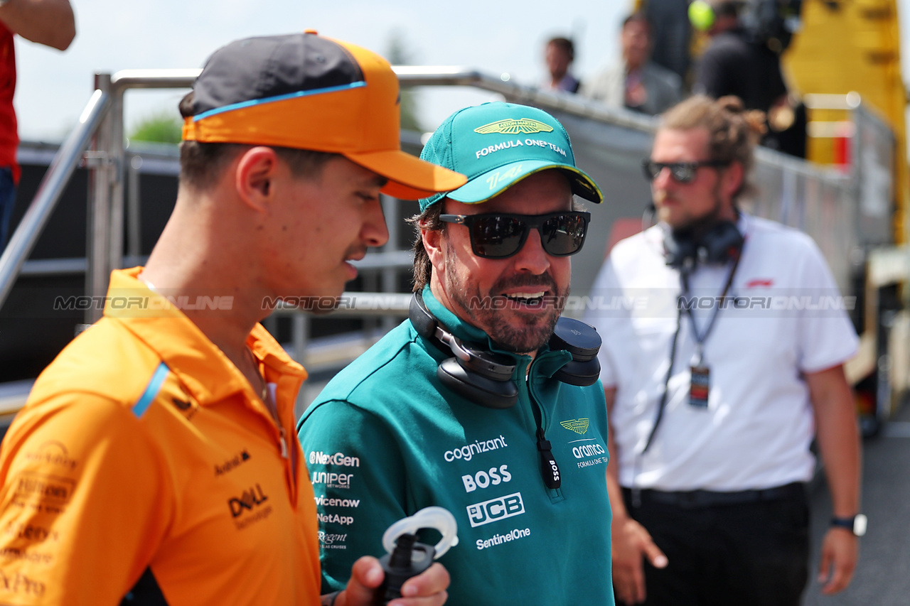 GP IMOLA, Fernando Alonso (ESP) Aston Martin F1 Team with Lando Norris (GBR) McLaren on the drivers' parade.

19.05.2024. Formula 1 World Championship, Rd 7, Emilia Romagna Grand Prix, Imola, Italy, Gara Day.

 - www.xpbimages.com, EMail: requests@xpbimages.com © Copyright: Staley / XPB Images