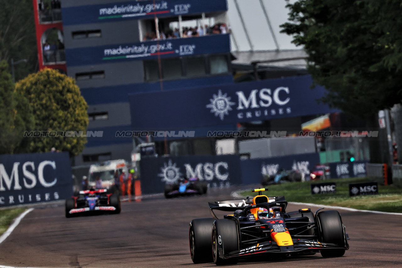 GP IMOLA, Sergio Perez (MEX) Red Bull Racing RB20.

19.05.2024. Formula 1 World Championship, Rd 7, Emilia Romagna Grand Prix, Imola, Italy, Gara Day.

- www.xpbimages.com, EMail: requests@xpbimages.com © Copyright: Batchelor / XPB Images