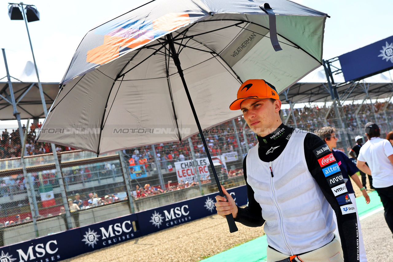 GP IMOLA, Oscar Piastri (AUS) McLaren on the grid.

19.05.2024. Formula 1 World Championship, Rd 7, Emilia Romagna Grand Prix, Imola, Italy, Gara Day.

- www.xpbimages.com, EMail: requests@xpbimages.com © Copyright: Batchelor / XPB Images