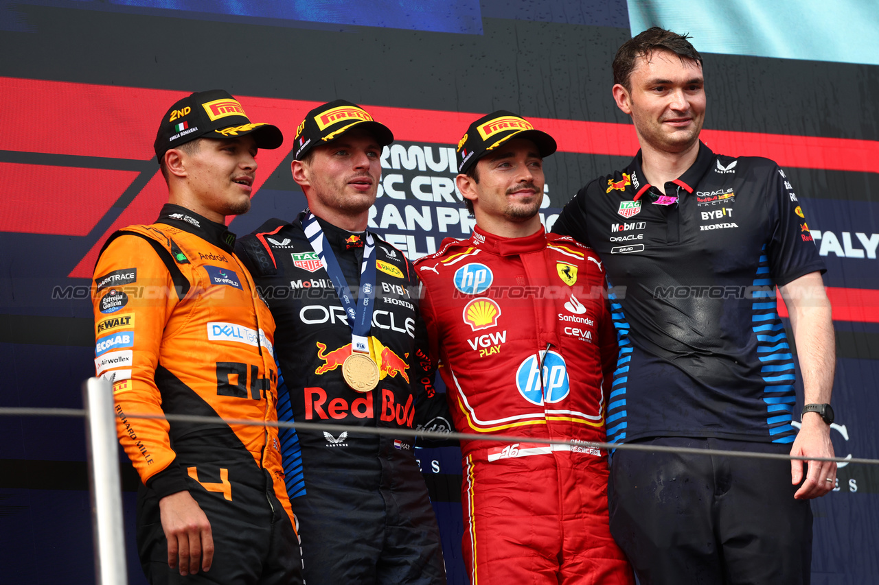 GP IMOLA, 1st place Max Verstappen (NLD) Red Bull Racing RB20, 2nd place Lando Norris (GBR) McLaren MCL38 e 3rd place Charles Leclerc (MON) Ferrari SF-24 with David Morgan (GBR) Red Bull Racing Aero Trackside Performance Team Leader.
19.05.2024. Formula 1 World Championship, Rd 7, Emilia Romagna Grand Prix, Imola, Italy, Gara Day.
- www.xpbimages.com, EMail: requests@xpbimages.com © Copyright: Batchelor / XPB Images