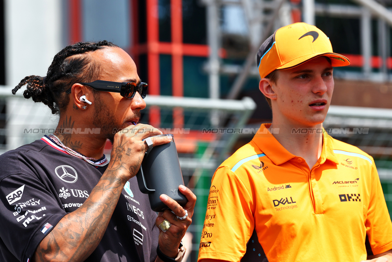 GP IMOLA, (L to R): Lewis Hamilton (GBR) Mercedes AMG F1 e Oscar Piastri (AUS) McLaren on the drivers' parade.

19.05.2024. Formula 1 World Championship, Rd 7, Emilia Romagna Grand Prix, Imola, Italy, Gara Day.

 - www.xpbimages.com, EMail: requests@xpbimages.com © Copyright: Coates / XPB Images