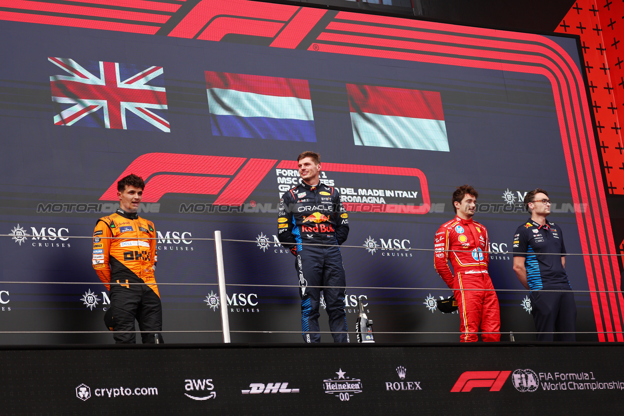 GP IMOLA, 1st place Max Verstappen (NLD) Red Bull Racing RB20, 2nd place Lando Norris (GBR) McLaren MCL38 e 3rd place Charles Leclerc (MON) Ferrari SF-24 with David Morgan (GBR) Red Bull Racing Aero Trackside Performance Team Leader.
19.05.2024. Formula 1 World Championship, Rd 7, Emilia Romagna Grand Prix, Imola, Italy, Gara Day.
- www.xpbimages.com, EMail: requests@xpbimages.com © Copyright: Batchelor / XPB Images