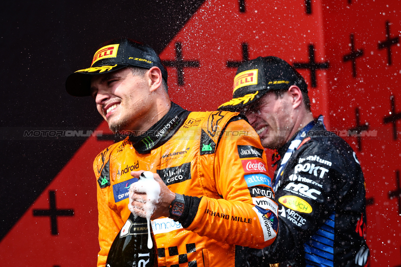 GP IMOLA, Lando Norris (GBR), McLaren F1 Team Max Verstappen (NLD), Red Bull Racing 
19.05.2024. Formula 1 World Championship, Rd 7, Emilia Romagna Grand Prix, Imola, Italy, Gara Day.
- www.xpbimages.com, EMail: requests@xpbimages.com © Copyright: Charniaux / XPB Images