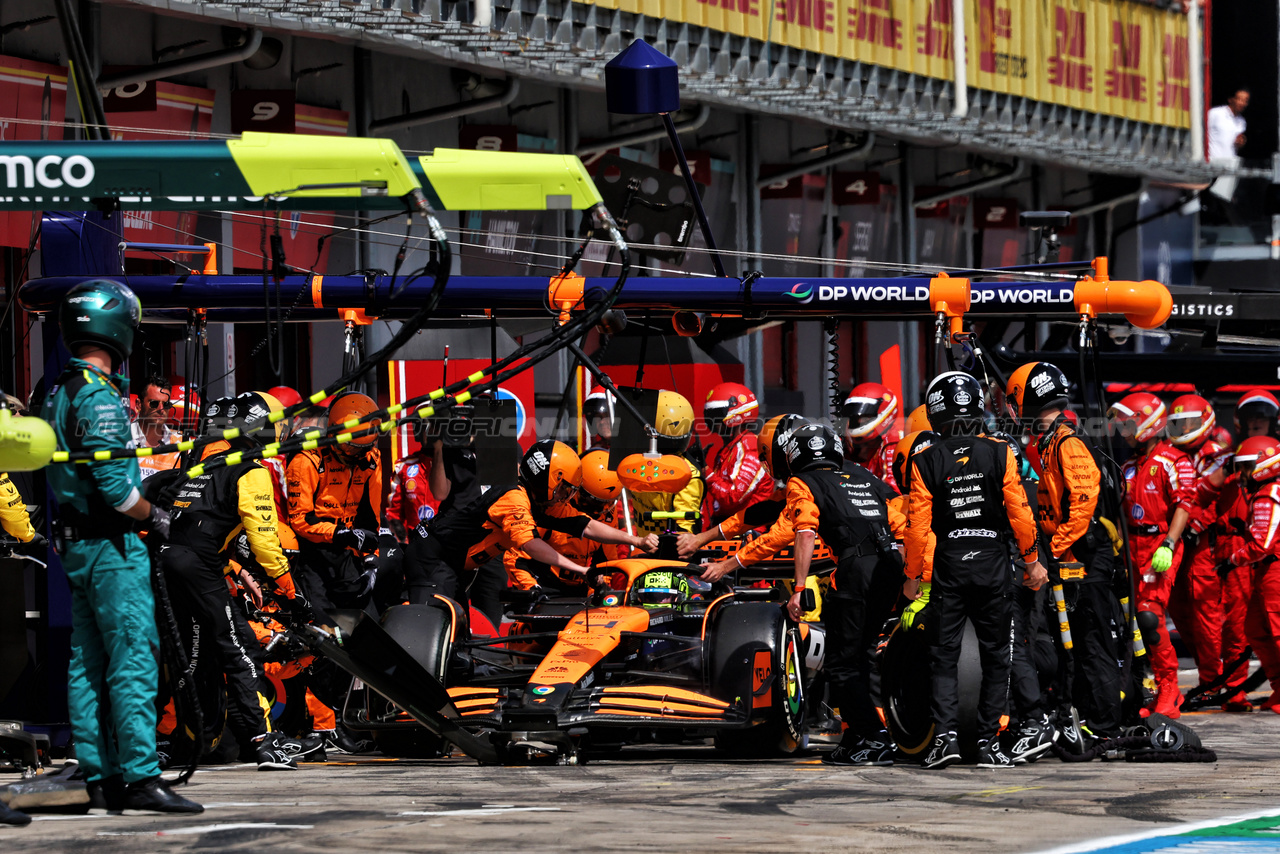 GP IMOLA, Lando Norris (GBR) McLaren MCL38 makes a pit stop.

19.05.2024. Formula 1 World Championship, Rd 7, Emilia Romagna Grand Prix, Imola, Italy, Gara Day.

- www.xpbimages.com, EMail: requests@xpbimages.com © Copyright: Charniaux / XPB Images