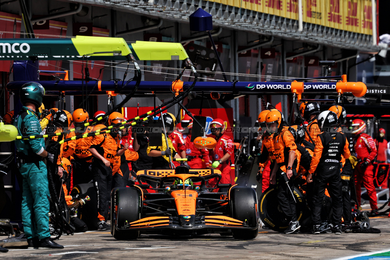 GP IMOLA, Lando Norris (GBR) McLaren MCL38 makes a pit stop.

19.05.2024. Formula 1 World Championship, Rd 7, Emilia Romagna Grand Prix, Imola, Italy, Gara Day.

- www.xpbimages.com, EMail: requests@xpbimages.com © Copyright: Charniaux / XPB Images