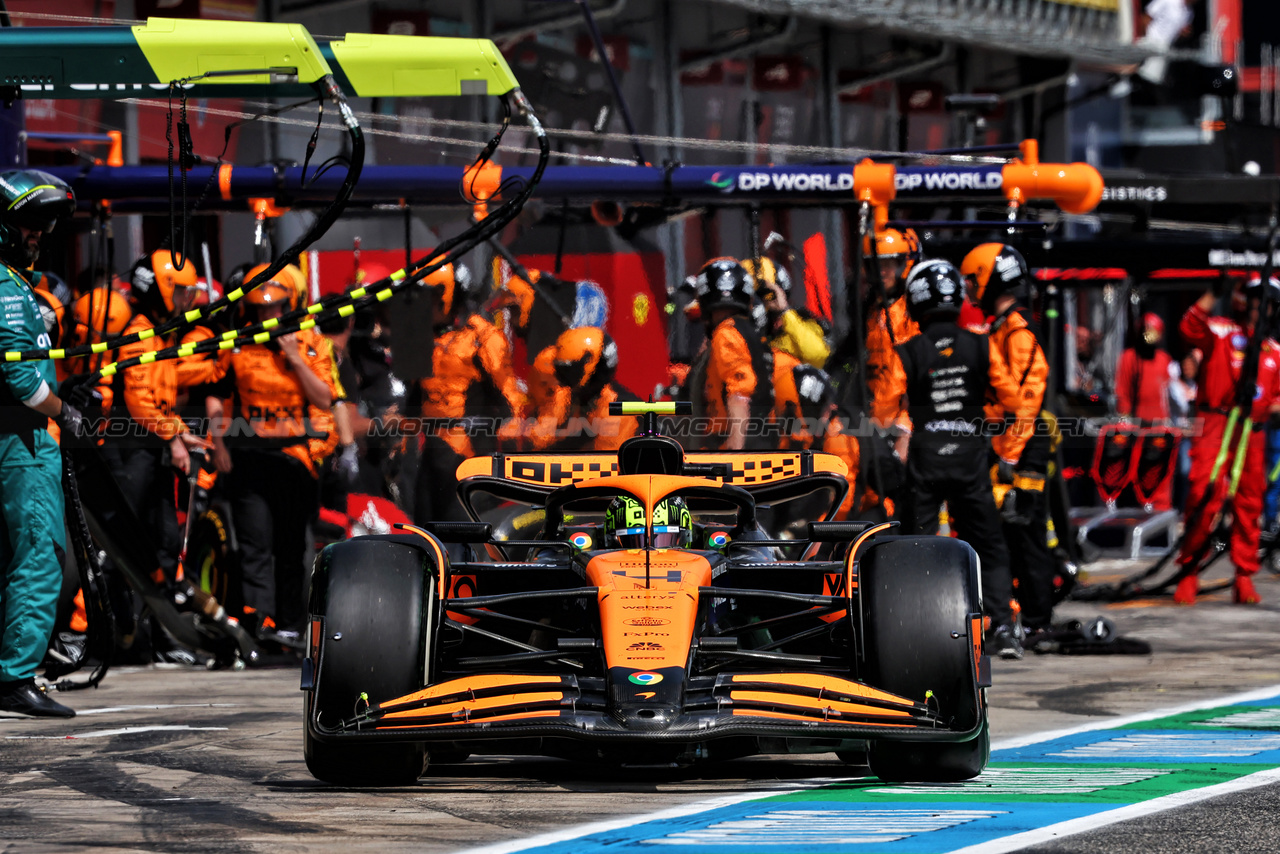 GP IMOLA, Lando Norris (GBR) McLaren MCL38 makes a pit stop.

19.05.2024. Formula 1 World Championship, Rd 7, Emilia Romagna Grand Prix, Imola, Italy, Gara Day.

- www.xpbimages.com, EMail: requests@xpbimages.com © Copyright: Charniaux / XPB Images