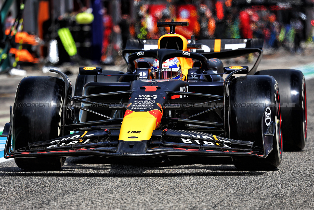 GP IMOLA, Max Verstappen (NLD) Red Bull Racing RB20 makes a pit stop.

19.05.2024. Formula 1 World Championship, Rd 7, Emilia Romagna Grand Prix, Imola, Italy, Gara Day.

- www.xpbimages.com, EMail: requests@xpbimages.com © Copyright: Charniaux / XPB Images