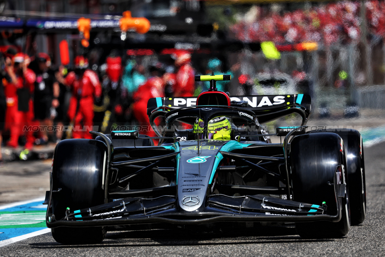 GP IMOLA, Lewis Hamilton (GBR) Mercedes AMG F1 W15 makes a pit stop.

19.05.2024. Formula 1 World Championship, Rd 7, Emilia Romagna Grand Prix, Imola, Italy, Gara Day.

- www.xpbimages.com, EMail: requests@xpbimages.com © Copyright: Charniaux / XPB Images