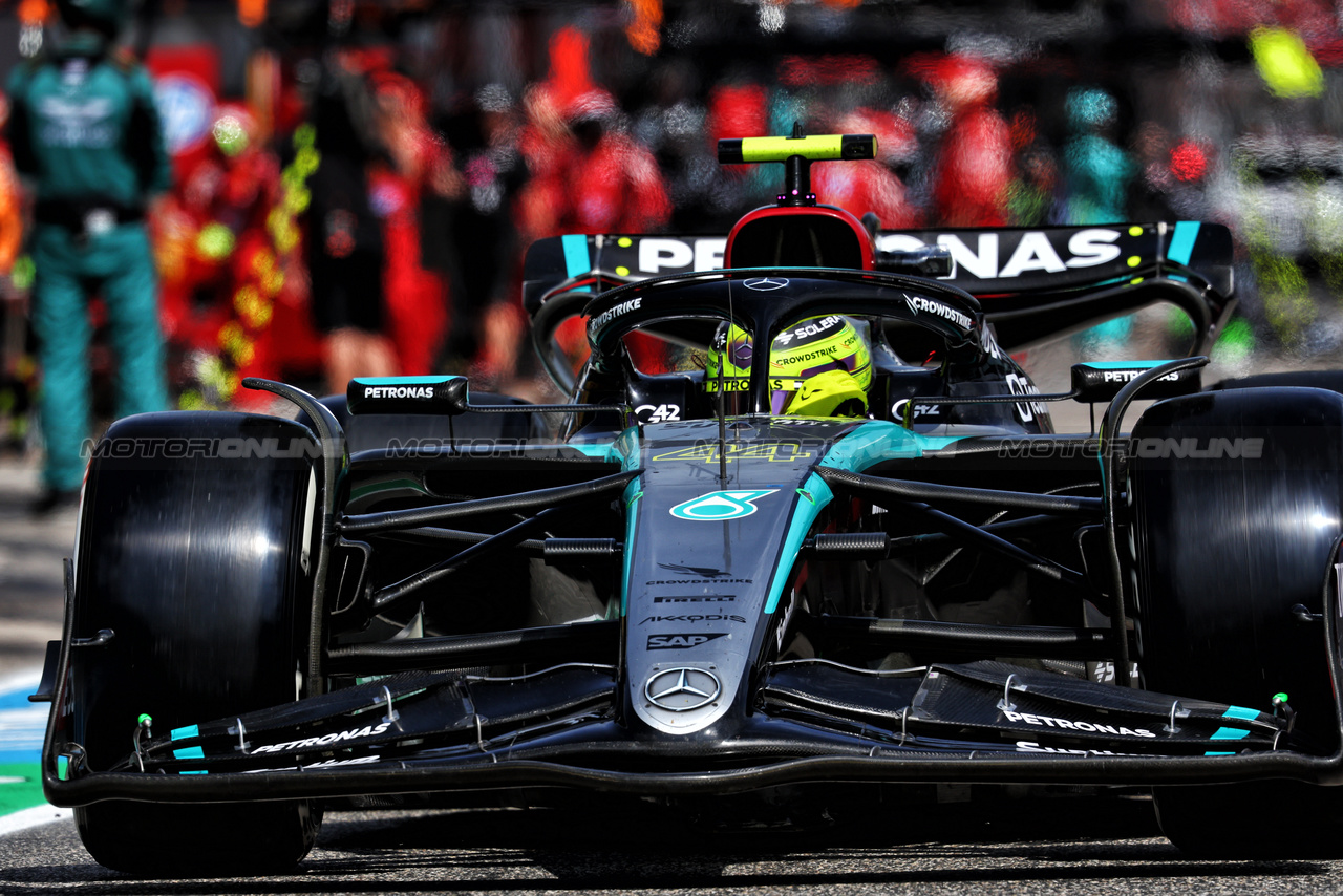 GP IMOLA, Lewis Hamilton (GBR) Mercedes AMG F1 W15 makes a pit stop.

19.05.2024. Formula 1 World Championship, Rd 7, Emilia Romagna Grand Prix, Imola, Italy, Gara Day.

- www.xpbimages.com, EMail: requests@xpbimages.com © Copyright: Charniaux / XPB Images