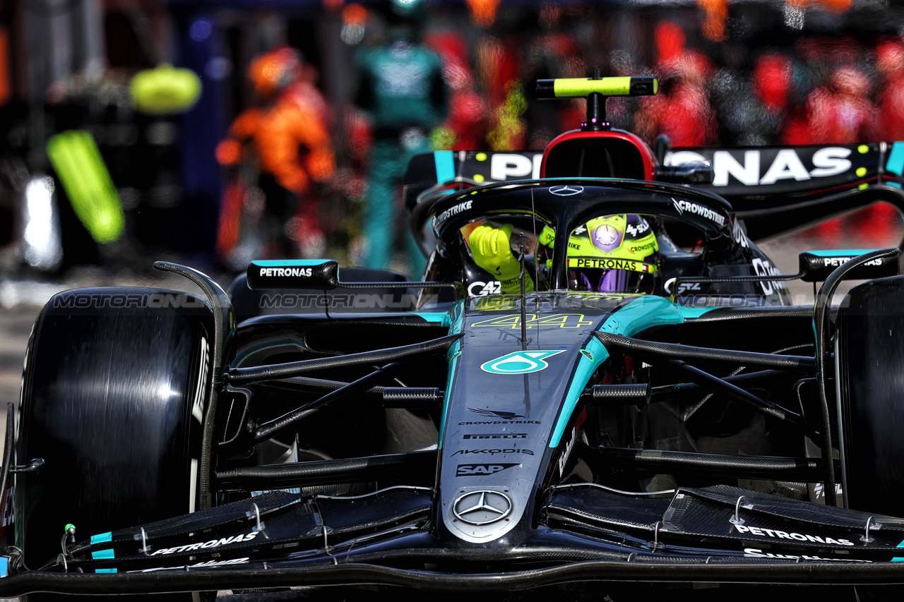 GP IMOLA, Lewis Hamilton (GBR) Mercedes AMG F1 W15 makes a pit stop.

19.05.2024. Formula 1 World Championship, Rd 7, Emilia Romagna Grand Prix, Imola, Italy, Gara Day.

- www.xpbimages.com, EMail: requests@xpbimages.com © Copyright: Charniaux / XPB Images