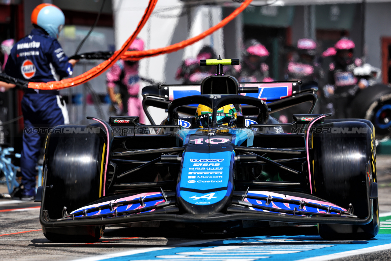 GP IMOLA, Pierre Gasly (FRA) Alpine F1 Team A524 makes a pit stop.

19.05.2024. Formula 1 World Championship, Rd 7, Emilia Romagna Grand Prix, Imola, Italy, Gara Day.

- www.xpbimages.com, EMail: requests@xpbimages.com © Copyright: Charniaux / XPB Images